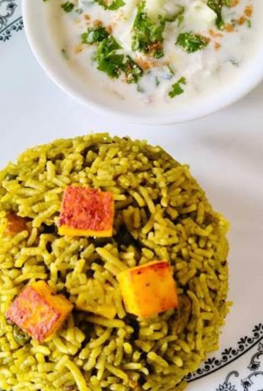 Brown Palak Rice with Tandoori Tofu, Sauted Veg, Alpha Sprouts and Beetroot raita