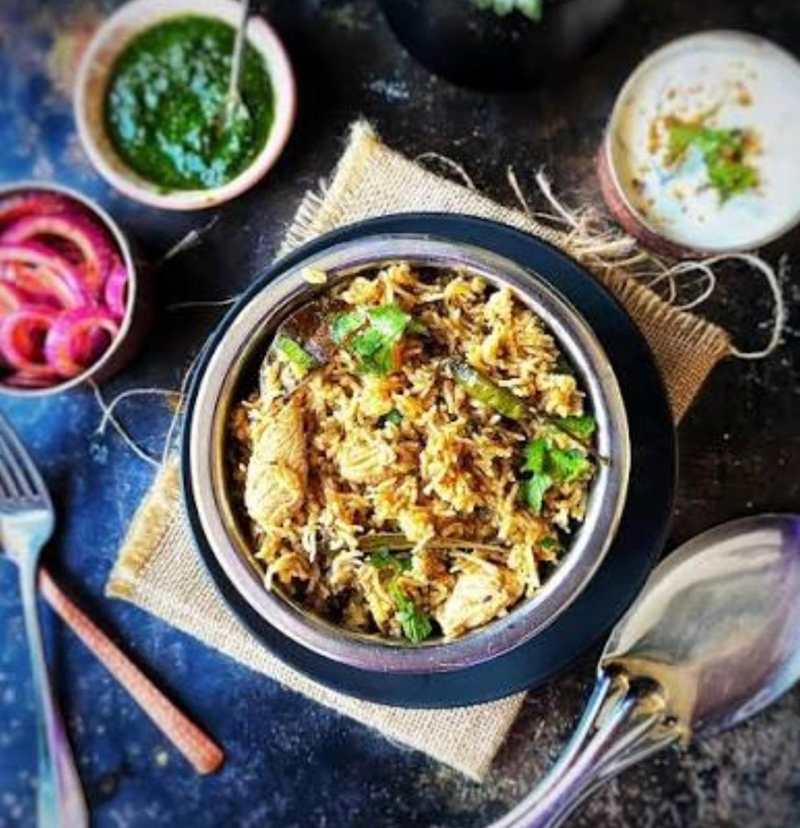Chicken chettinad with Rice, Veg gravy, Onion raita and sprouted moong salad